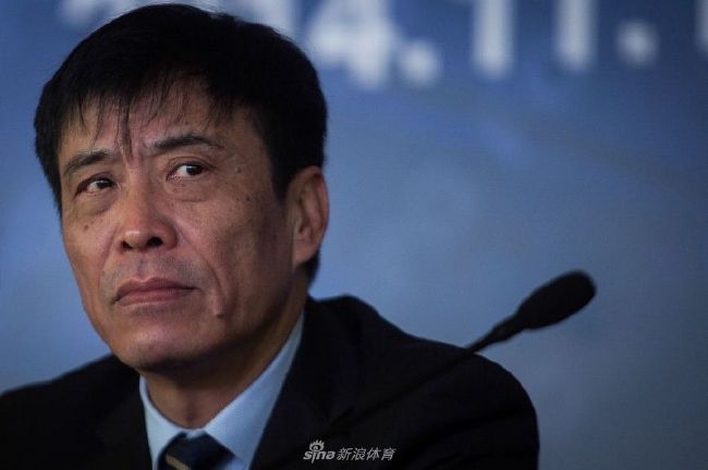 瓦拉内现年30岁，2021年8月以4000万欧转会费从皇马加盟曼联，目前的德转身价为2500万欧。